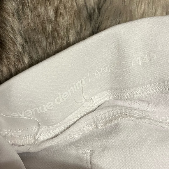 Avenue Pull On Ankle White Denim Jeans - Picture 7 of 8